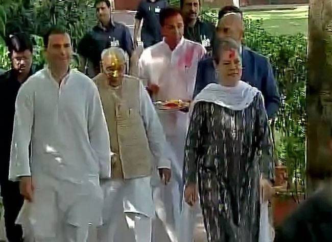 होली पर रंग और गुलाल से सराबोर हुआ हिंदुस्तान