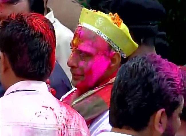 होली पर रंग और गुलाल से सराबोर हुआ हिंदुस्तान