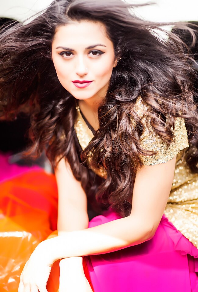 होली स्पेशल: टीवी हसीनाओं को बयां करते हैं ये रंग