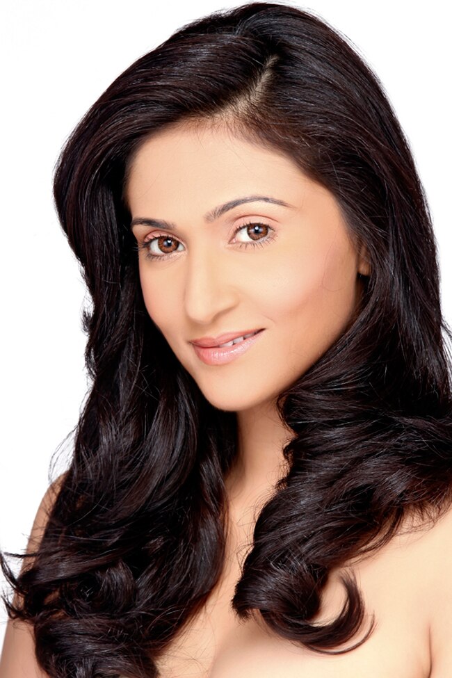 होली स्पेशल: टीवी हसीनाओं को बयां करते हैं ये रंग