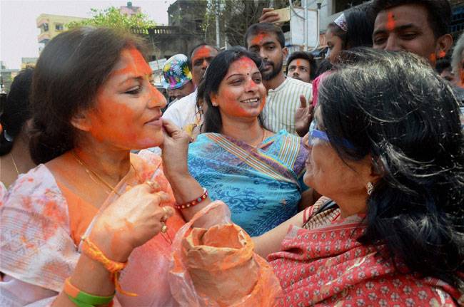 होली पर रंग और गुलाल से सराबोर हुआ हिंदुस्तान