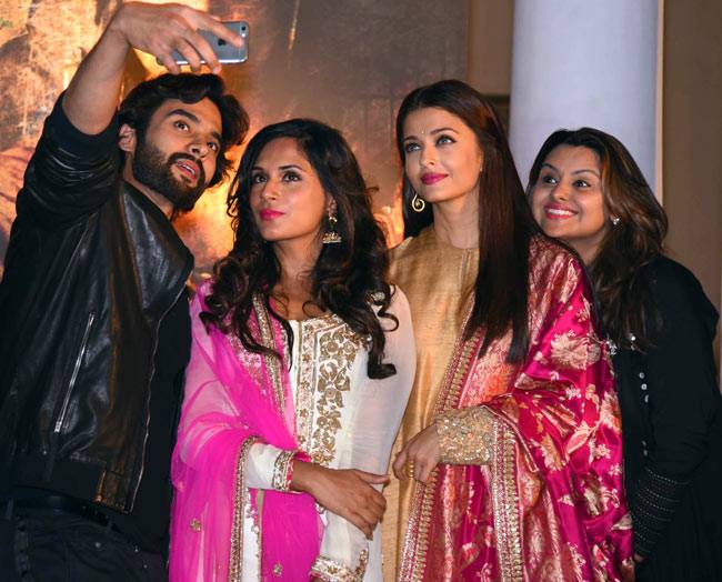 'सरबजीत' के पोस्टर लॉन्च पर ऐश्वर्या का अंदाज-ए-खास