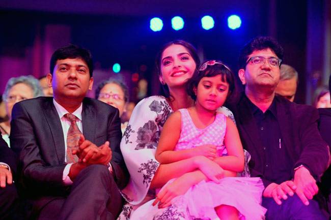 एक ही मंच पर दिखे सोनम, ऐश्वर्या और कटरीना के जलवे