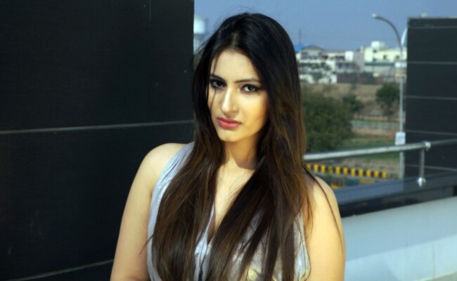 होली स्पेशल: टीवी हसीनाओं को बयां करते हैं ये रंग