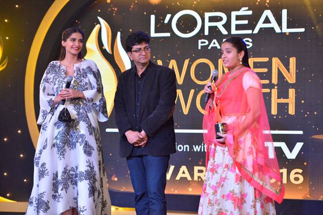 एक ही मंच पर दिखे सोनम, ऐश्वर्या और कटरीना के जलवे