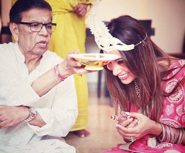 बिपाशा के हाथों में रची मेहंदी, देखें तस्वीरें