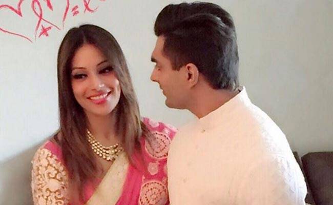 बिपाशा के हाथों में रची मेहंदी, देखें तस्वीरें