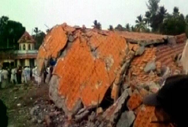 केरल: पुत्तिंगल मंदिर में आतिशबाजी से भीषण आग, देखें तबाही का वो मंजर