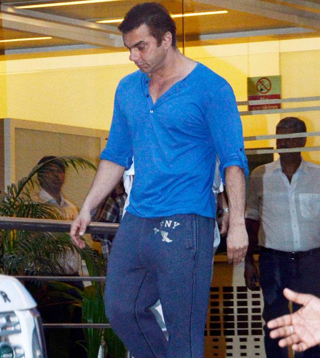 सलमान और उनकी एक्स गर्लफ्रेंड संगीता बिजलानी पहुंचे अर्पिता से मिलने