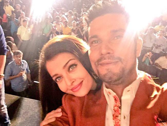 'सरबजीत' के ट्रेलर लॉन्च पर बार्बी डॉल जैसी नजर आईं ऐश्वर्या