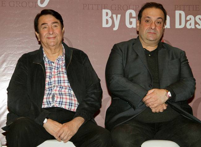 Celeb Spotting: आलिया ने स्टूडियो के बाहर दिए पोज