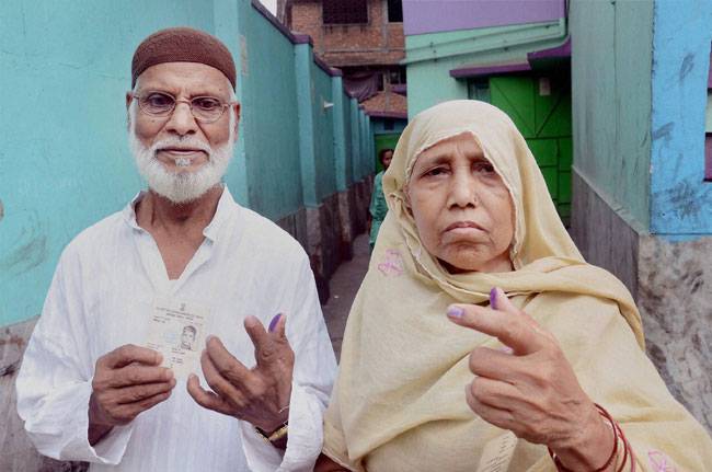 तस्वीरें: हिंसा से भी नहीं डरे बंगाल के वोटर, 79 फीसदी हुआ मतदान