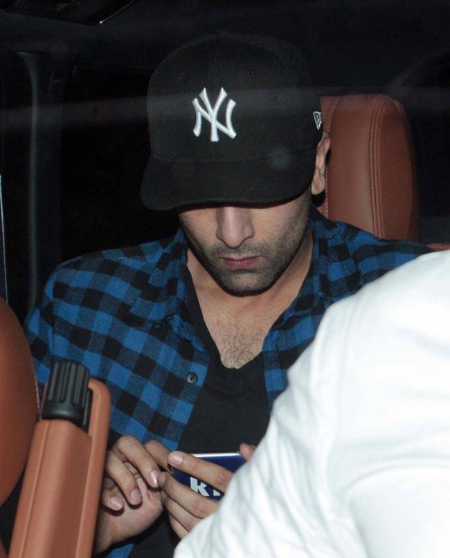 Celeb Spotting: रात में करण के घर के बाहर नजर आईं आलिया भट्ट