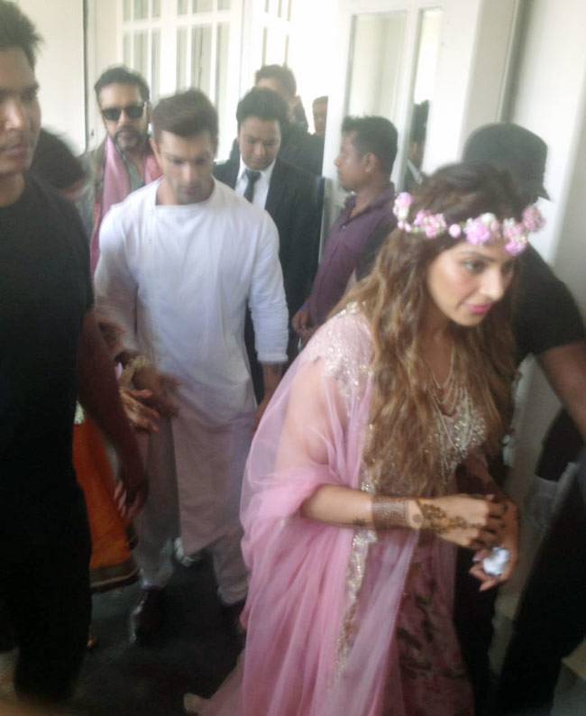 बिपाशा के हाथों में रची मेहंदी, देखें तस्वीरें