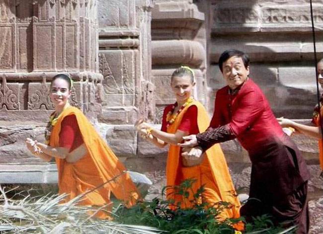 जोधपुर में बॉलीवुड धुनों पर थि‍रक रहे हैं जैकी चैन