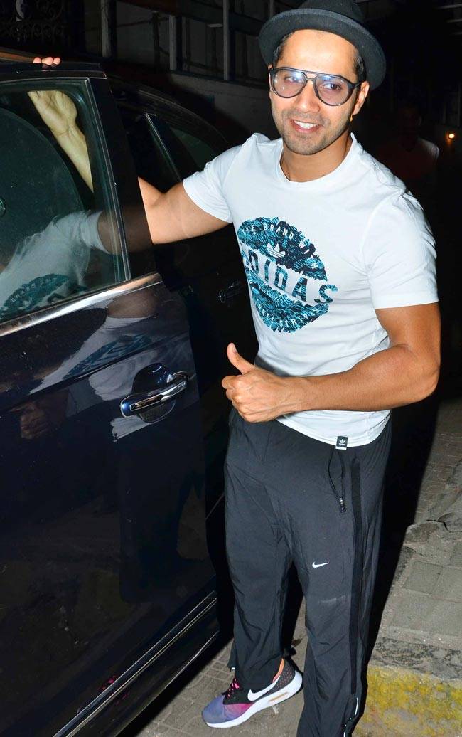 Celeb Spotting: एयरपोर्ट पर थकान में चूर नजर  आए शाहरुख के बेटे अबराम