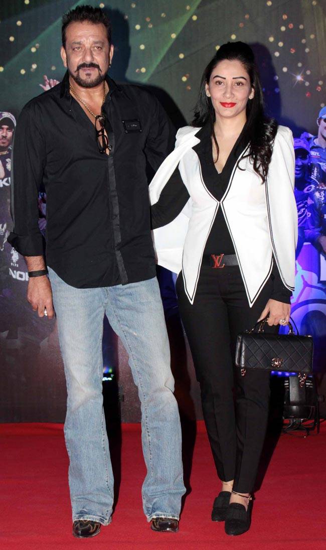 थिएटर के बाहर कुछ इस अंदाज में नजर आए सलमान खान