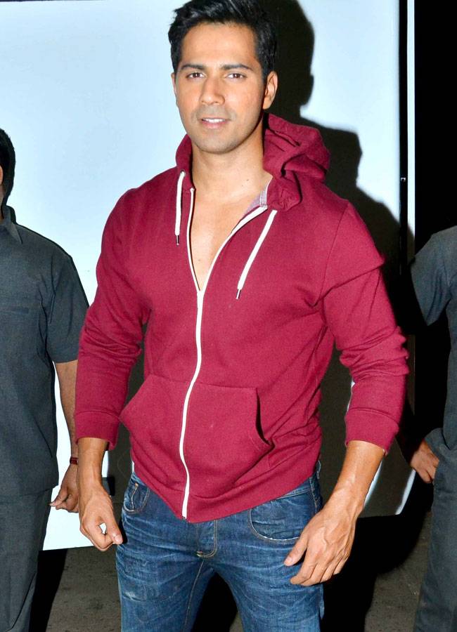 Celeb Spotting: आलिया ने स्टूडियो के बाहर दिए पोज