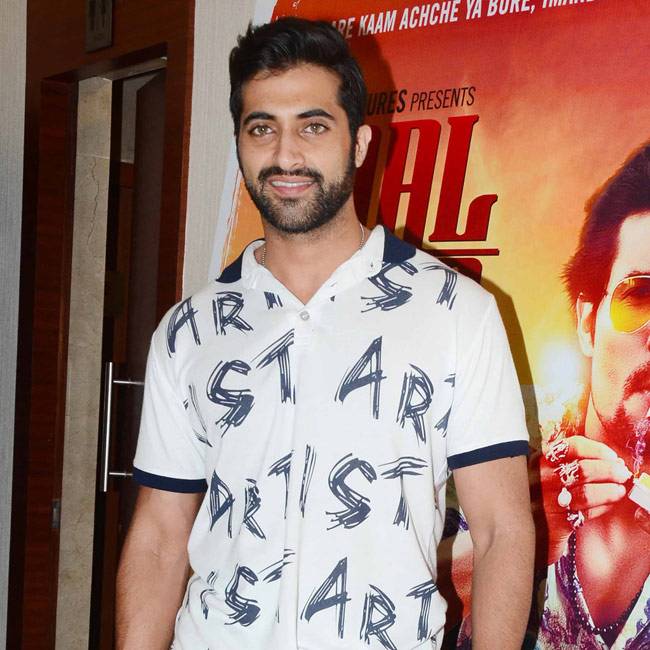 तस्वीरों में देखें बॉलीवुड ब्रिगेड की हलचल...