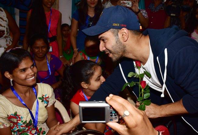 Celeb Spotting: रात में करण के घर के बाहर नजर आईं आलिया भट्ट