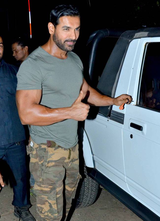 Celeb Spotting: आलिया ने स्टूडियो के बाहर दिए पोज