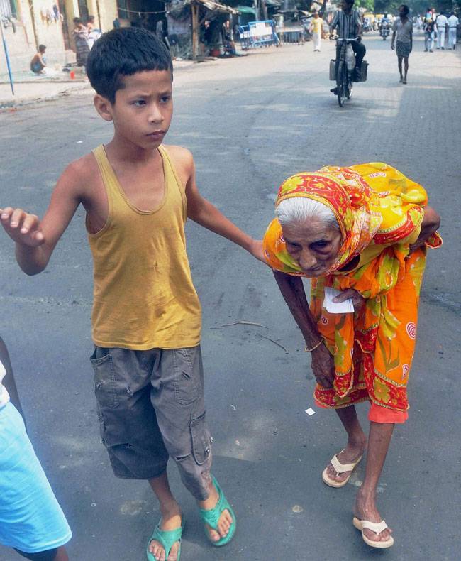 तस्वीरें: हिंसा से भी नहीं डरे बंगाल के वोटर, 79 फीसदी हुआ मतदान