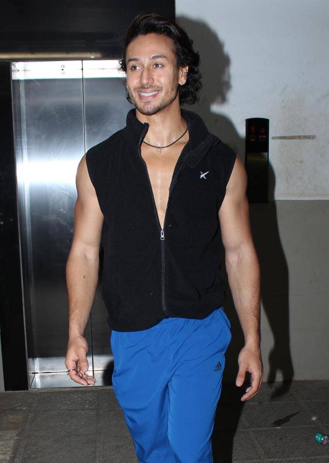 Celeb Spotting: परिणीति पहुंचीं मुंबई, टाइगर-श्रद्धा 'बागी' के प्रमोशन में जुटे