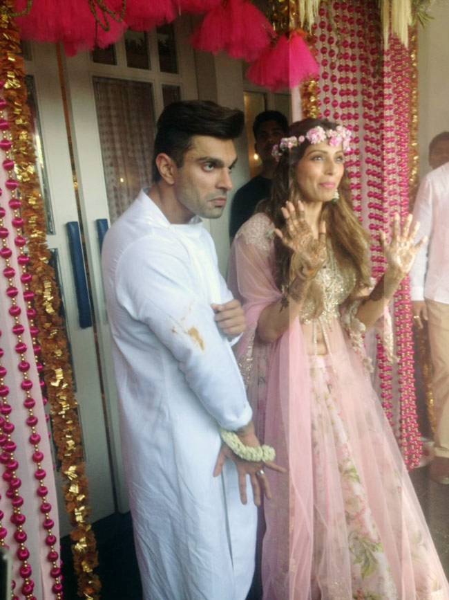 बिपाशा के हाथों में रची मेहंदी, देखें तस्वीरें