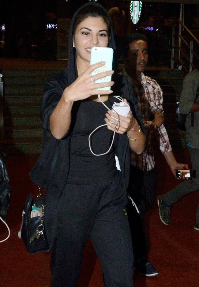 Celeb Spotting: एयरपोर्ट पर थकान में चूर नजर  आए शाहरुख के बेटे अबराम