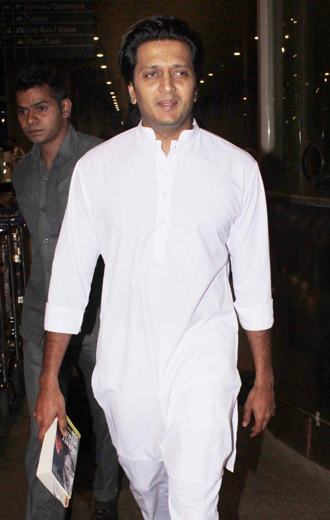 Celeb Spotting: परिणीति पहुंचीं मुंबई, टाइगर-श्रद्धा 'बागी' के प्रमोशन में जुटे