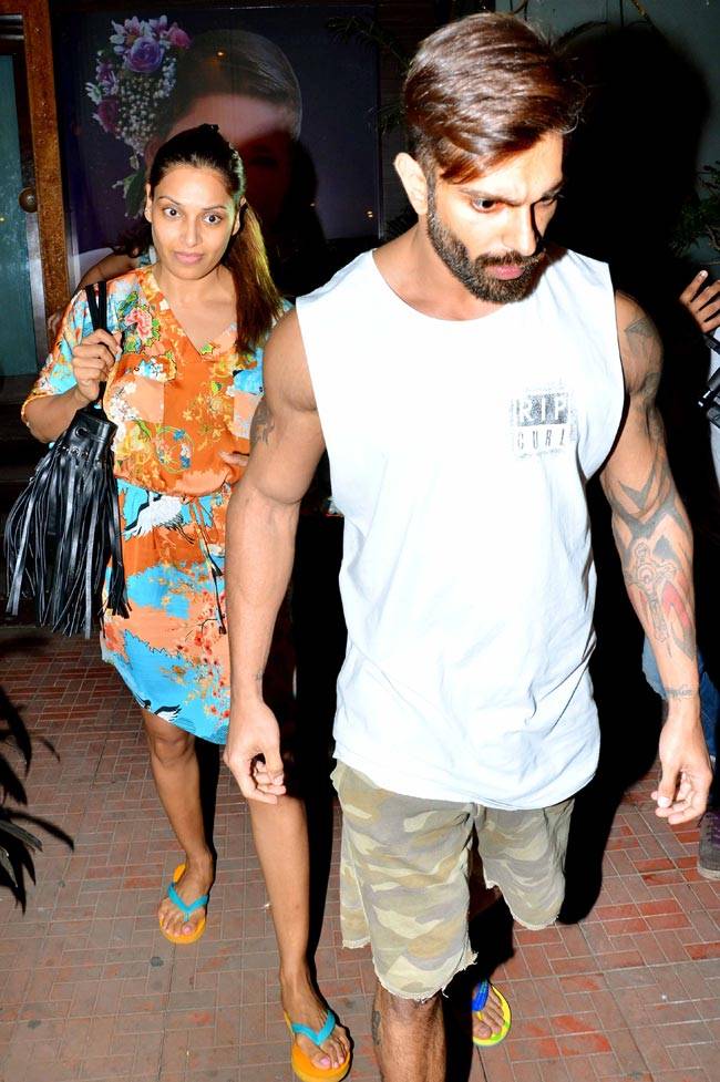 Celeb Spotting: एयरपोर्ट पर थकान में चूर नजर  आए शाहरुख के बेटे अबराम