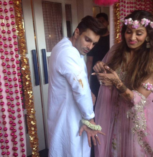 बिपाशा के हाथों में रची मेहंदी, देखें तस्वीरें