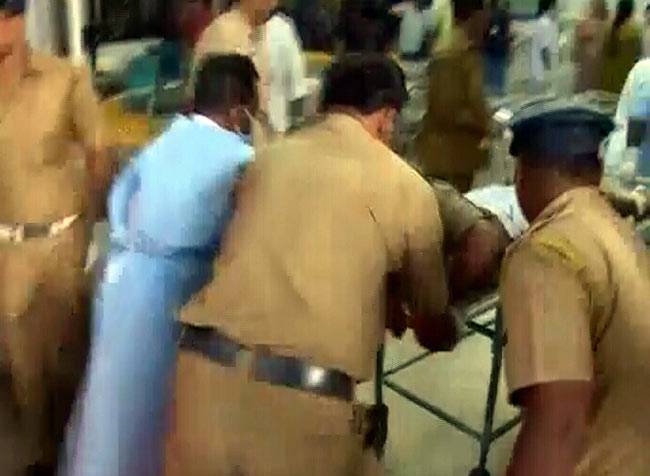 केरल: पुत्तिंगल मंदिर में आतिशबाजी से भीषण आग, देखें तबाही का वो मंजर