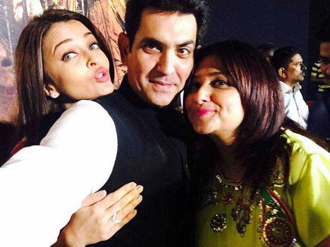 'सरबजीत' के ट्रेलर लॉन्च पर बार्बी डॉल जैसी नजर आईं ऐश्वर्या