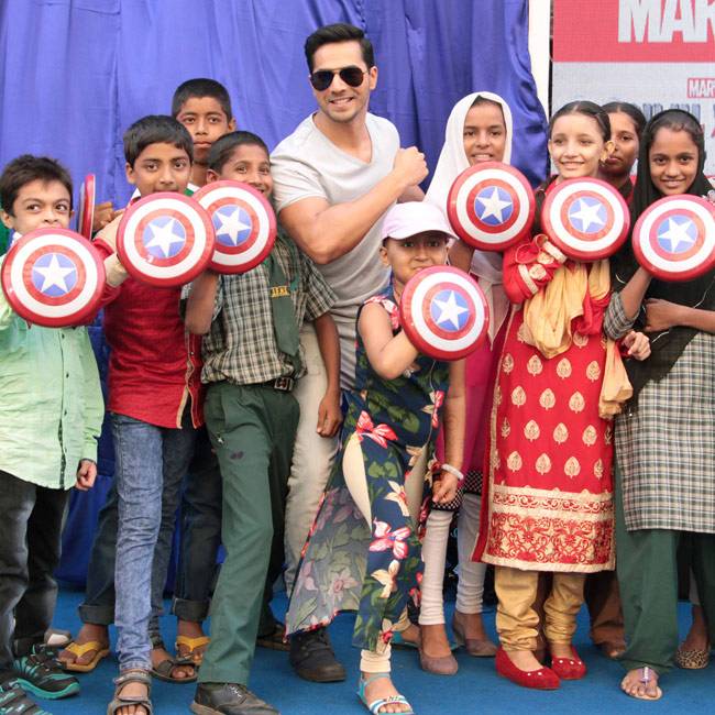 तस्वीरों में देखें बॉलीवुड ब्रिगेड की हलचल...