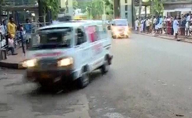 केरल: पुत्तिंगल मंदिर में आतिशबाजी से भीषण आग, देखें तबाही का वो मंजर