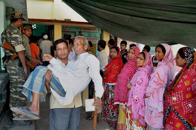 तस्वीरें: हिंसा से भी नहीं डरे बंगाल के वोटर, 79 फीसदी हुआ मतदान