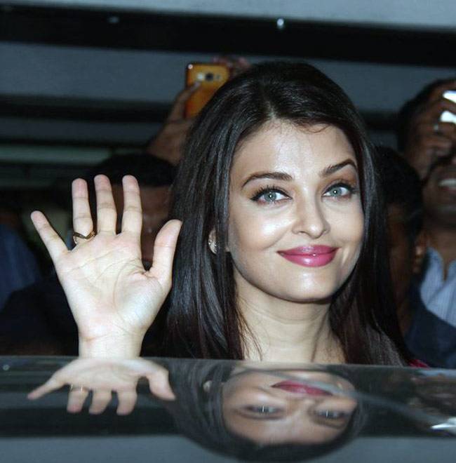 'सरबजीत' के ट्रेलर लॉन्च पर बार्बी डॉल जैसी नजर आईं ऐश्वर्या