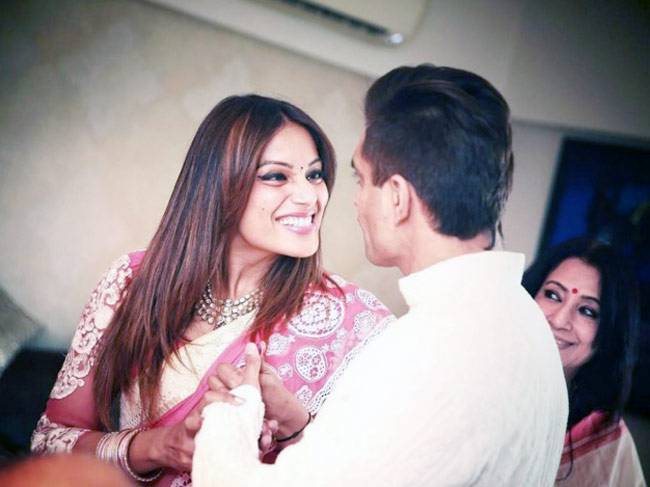 बिपाशा के हाथों में रची मेहंदी, देखें तस्वीरें