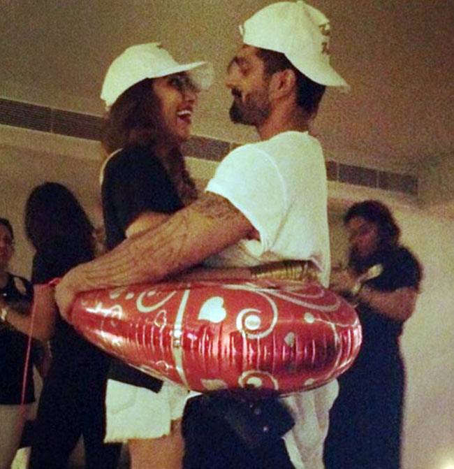 करण ने इस अंदाज में मनाई बैचलर्स पार्टी, बिपाशा ने भी मचाया धमाल