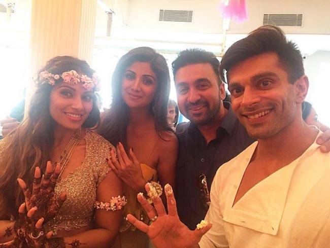 बिपाशा के हाथों में रची मेहंदी, देखें तस्वीरें