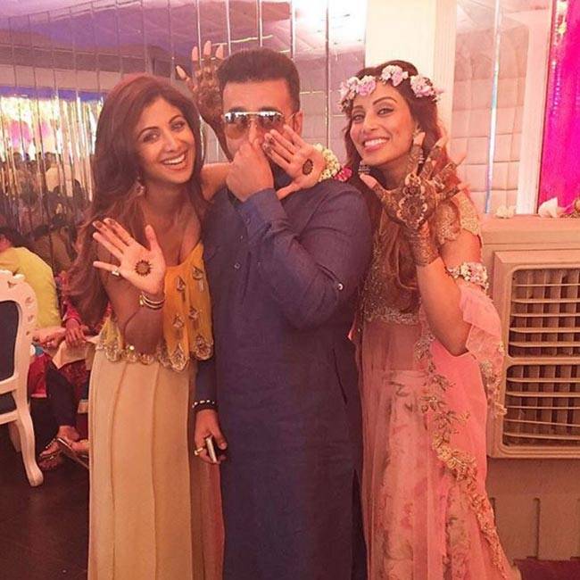 बिपाशा के हाथों में रची मेहंदी, देखें तस्वीरें