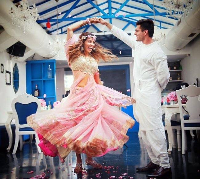 बिपाशा के हाथों में रची मेहंदी, देखें तस्वीरें