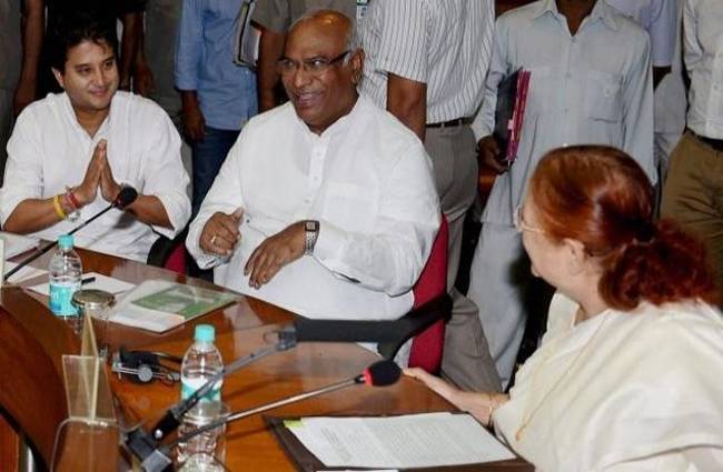 24 अप्रैल 2016: तस्वीरों में पेश है दिनभर की बड़ी खबरें