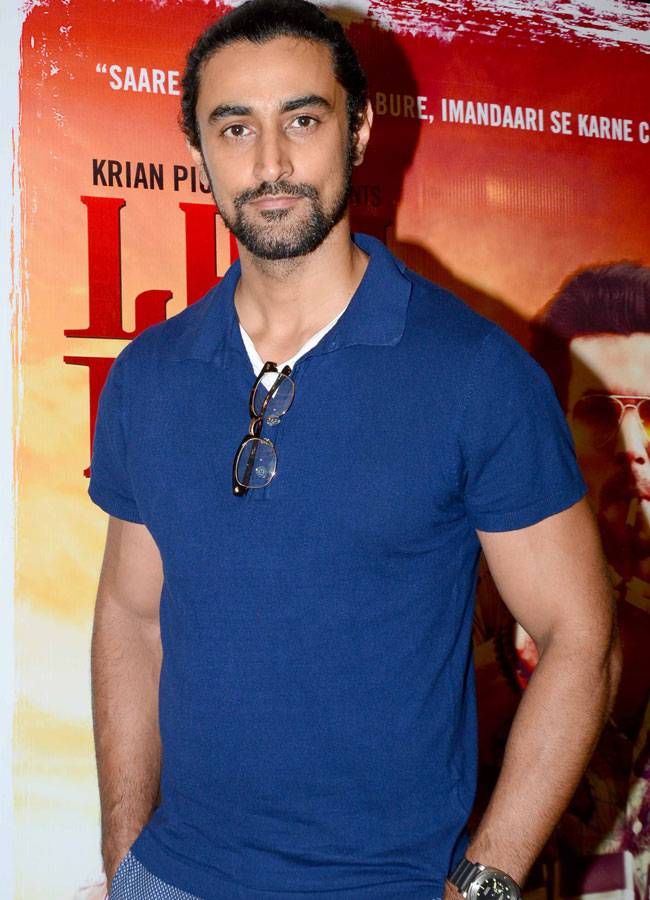 Celeb Spotting: फिल्म प्रमोशन में जुटे टाइगर-श्रद्धा, एयरपोर्ट पर दिखीं सनी