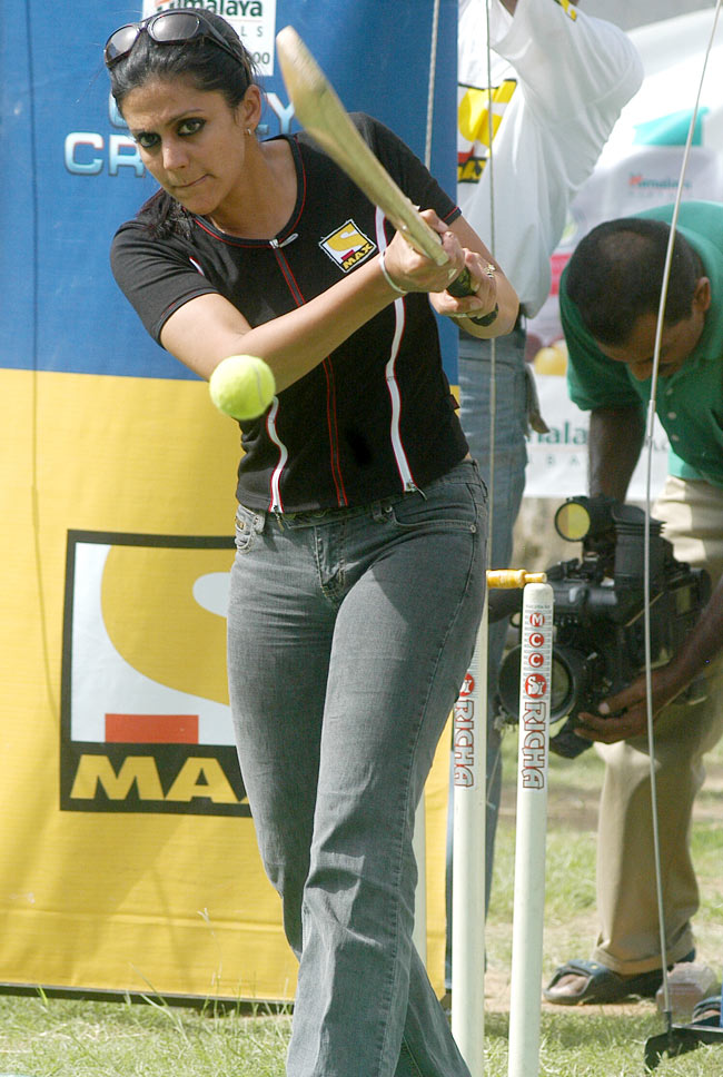 क्रिकेट, ग्लैमर और फैशन दीवा मंदिरा बेदी को जन्‍मदिन मुबारक