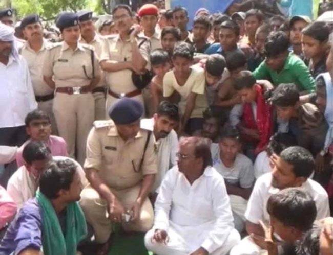 छेड़खानी का विरोध करने पर विधायक की बहन को मिली मौत