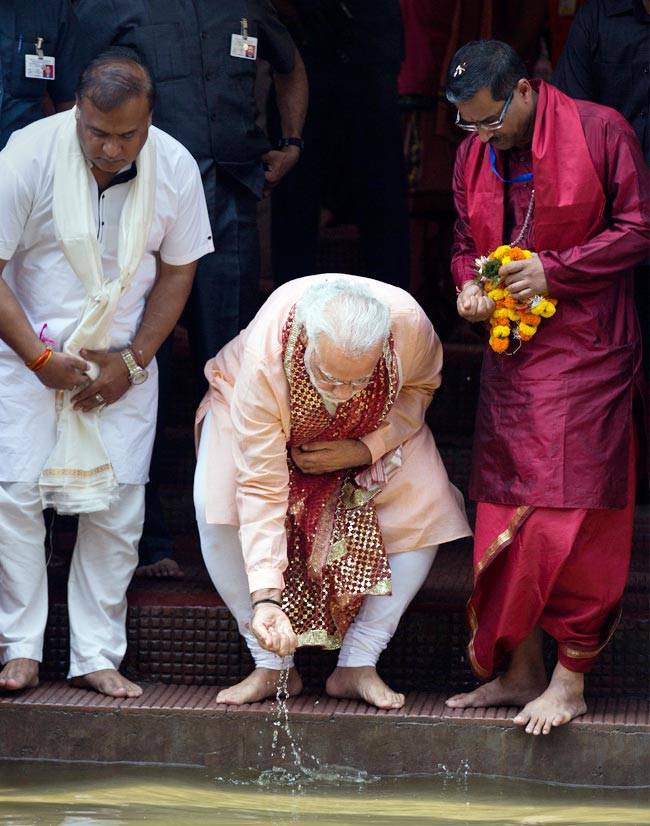 नवरात्र के पहले दिन PM मोदी ने किए कामाख्या देवी के दर्शन...