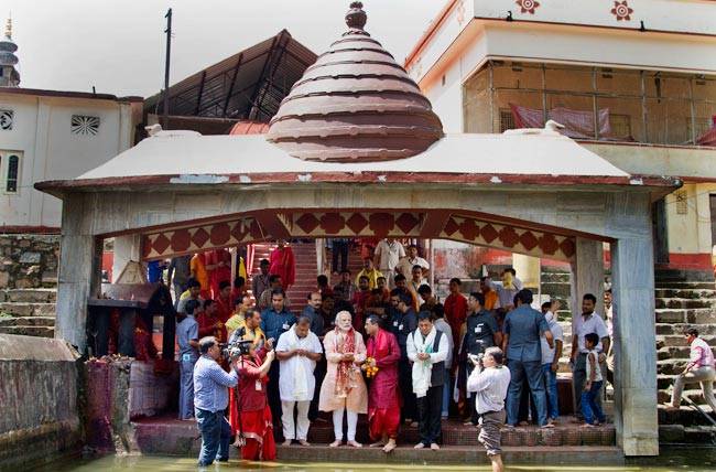 नवरात्र के पहले दिन PM मोदी ने किए कामाख्या देवी के दर्शन...