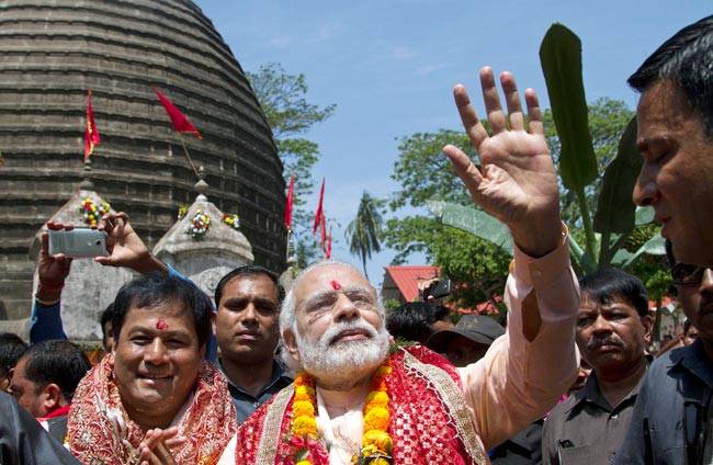 नवरात्र के पहले दिन PM मोदी ने किए कामाख्या देवी के दर्शन...